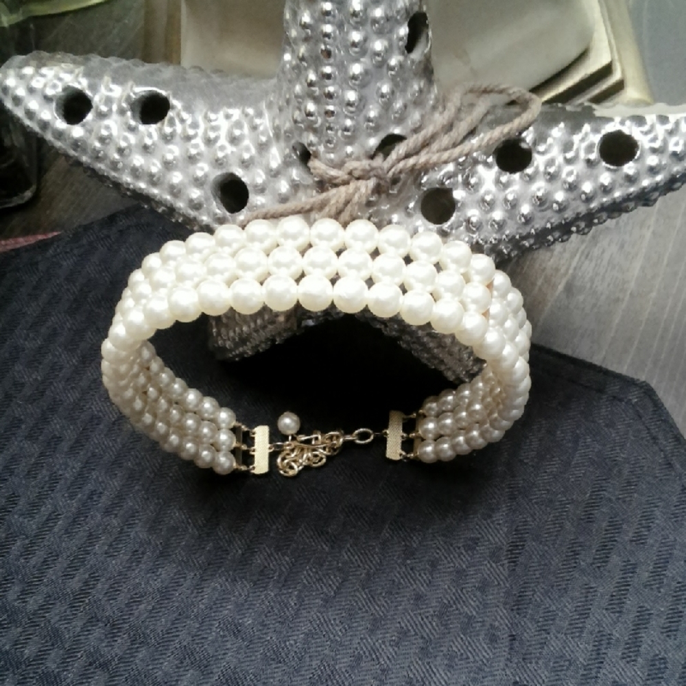 Elegant Pearl Choker Necklace With Gold,